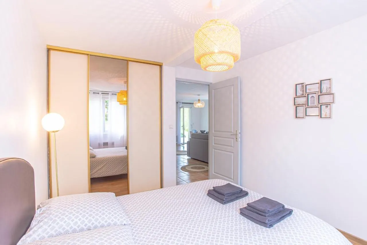 Superbe Appartement Avec Terrasse Et Vue Degagee Monteils  0*, Monteils (Aveyron)